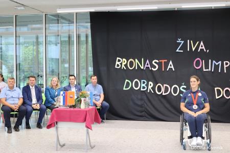 Nepozaben sprejem za bronasto Živo Lavrinc v rodnem Kamniku  (17)